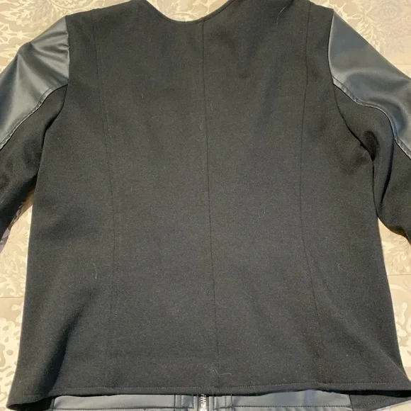 Size small - Picture 2 of 5